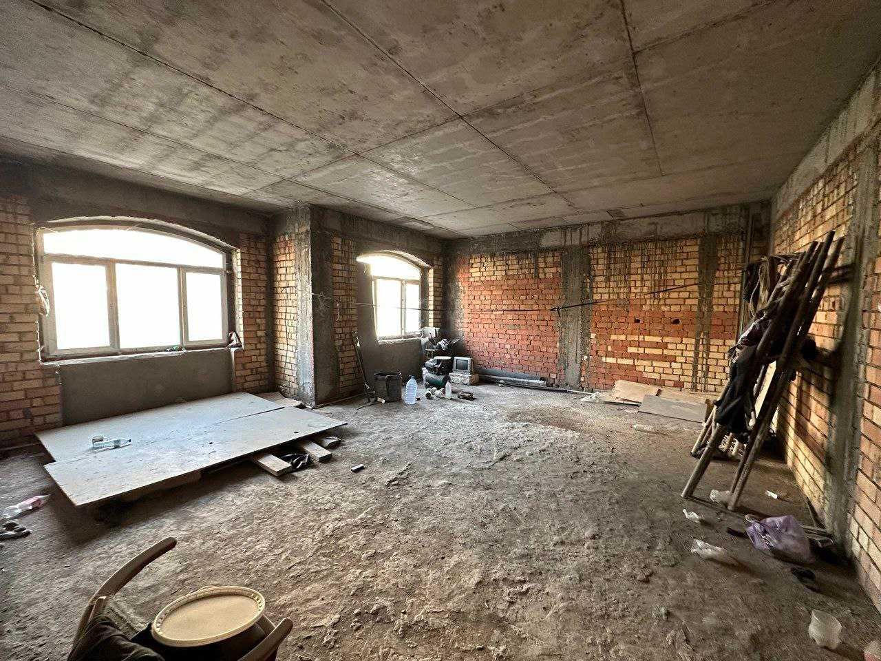 Продаётся квартира В ГАБУСЕ 3-Этаж/6  160кв.м. Коробка. Алайский рынок