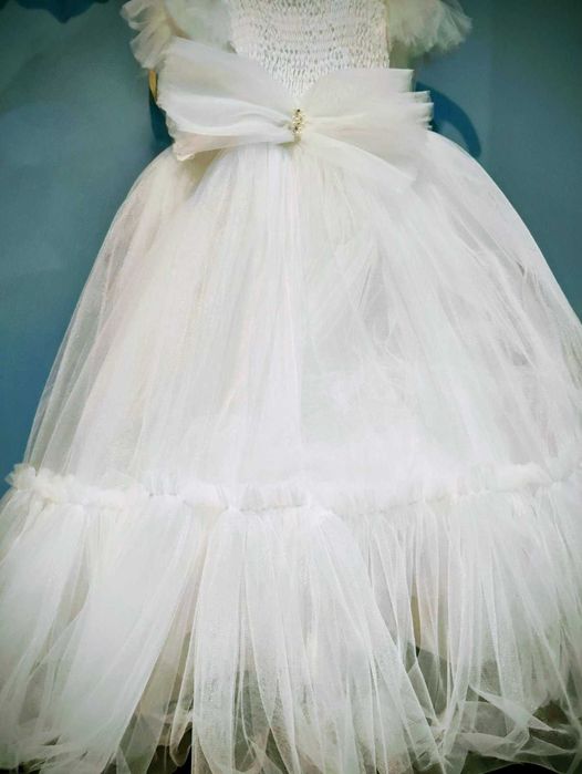 Уникална рокля с обръч за официални поводи