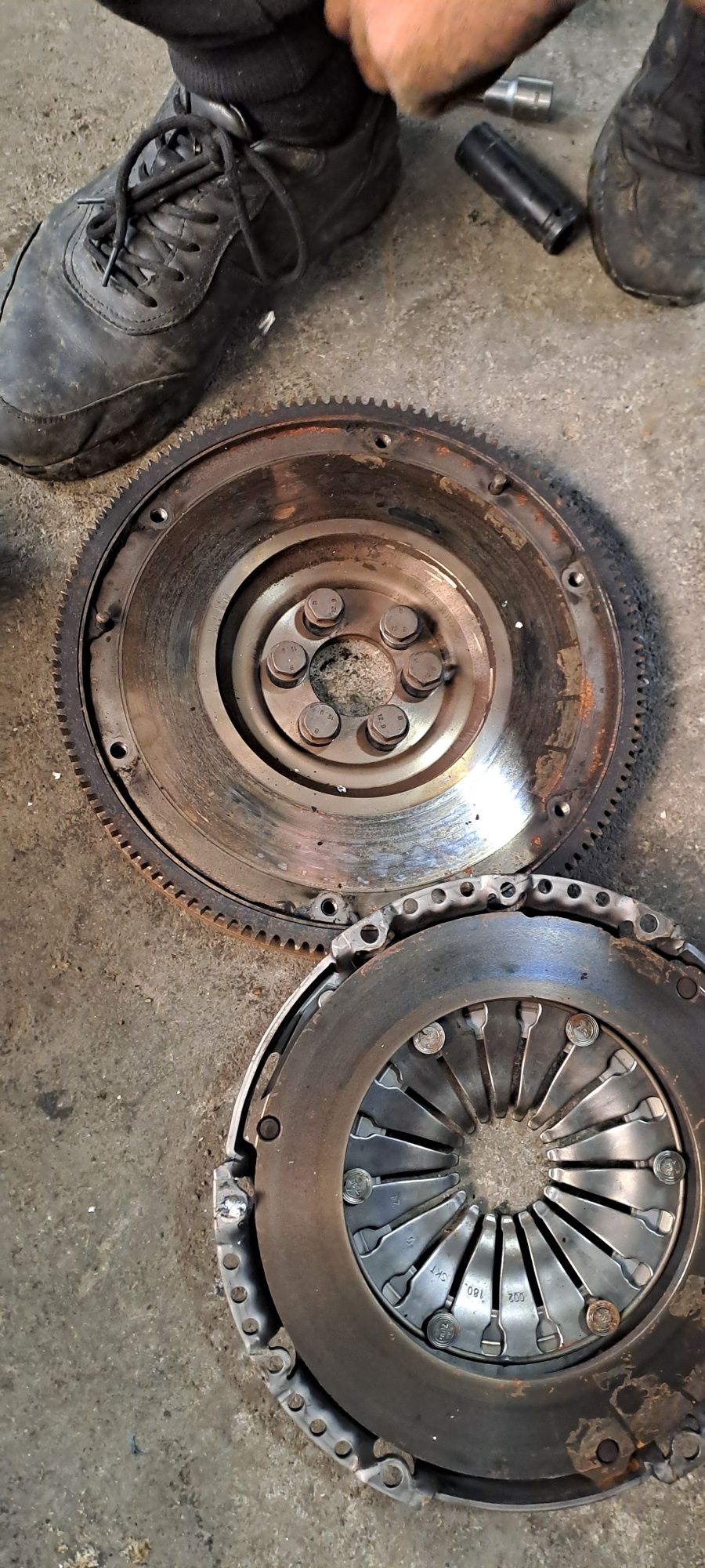 Kit ambreiaj vw Passat b6 motor 1.6 fsi cod BLF este aproape nou