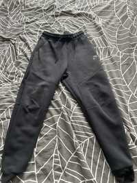 Pantaloni de tech fleece negri