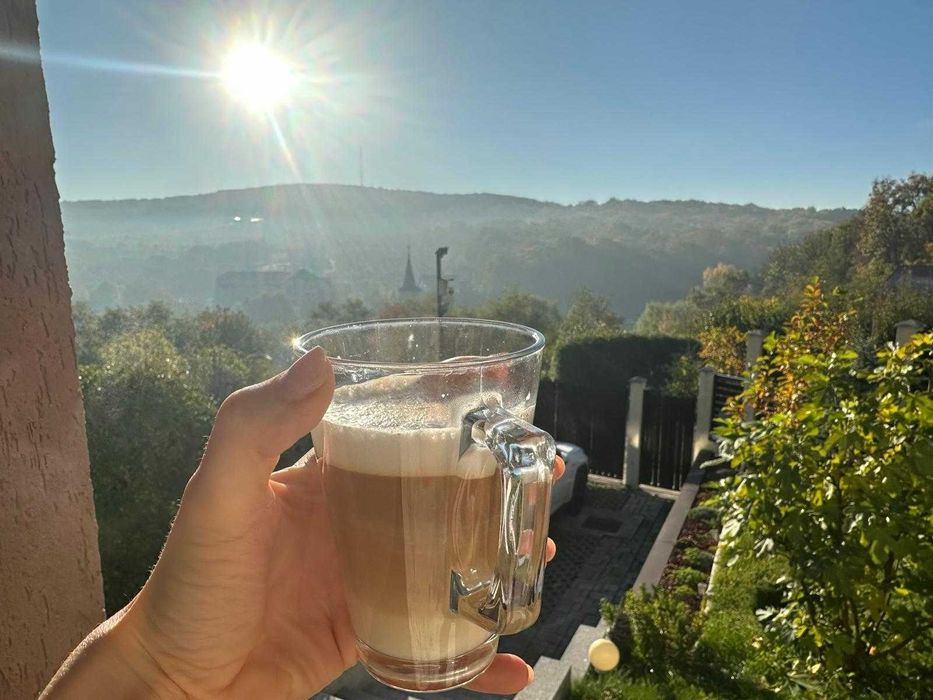 Casa unde diminetile miros a cafea, tei si rasete