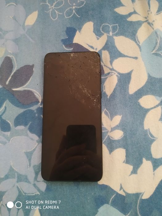 Vând Motorola e13 cu display-ul spart