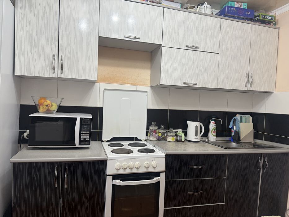 Продам кухню с плитой и мойкой