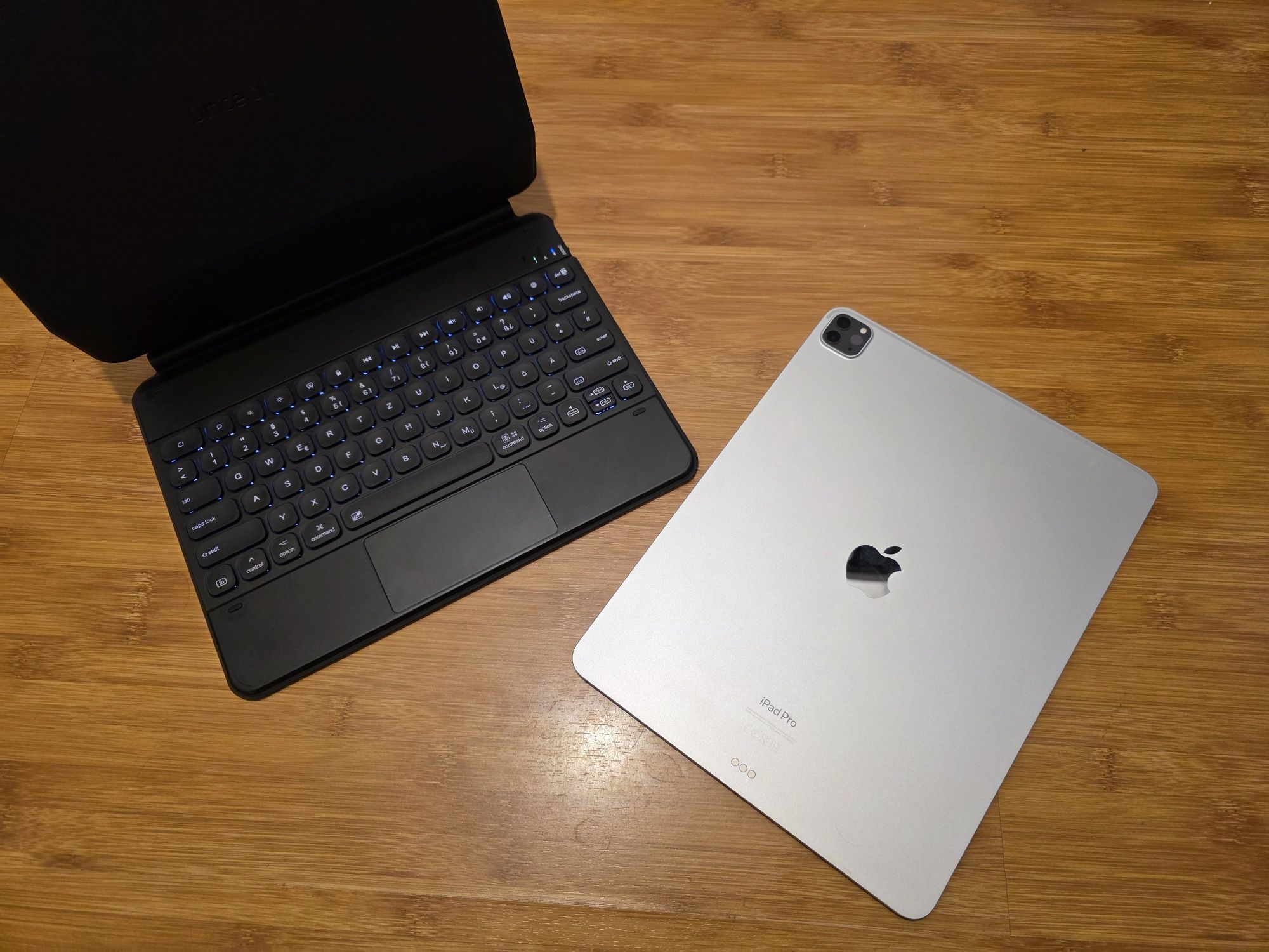 iPad Pro 12.9 6th Procesor Apple M2, 2022, husa cu tastatura inclusa.