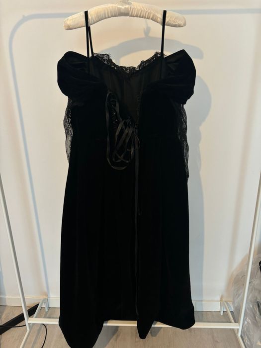 Rochie cu corset din catifea neagră facuta la comanda.