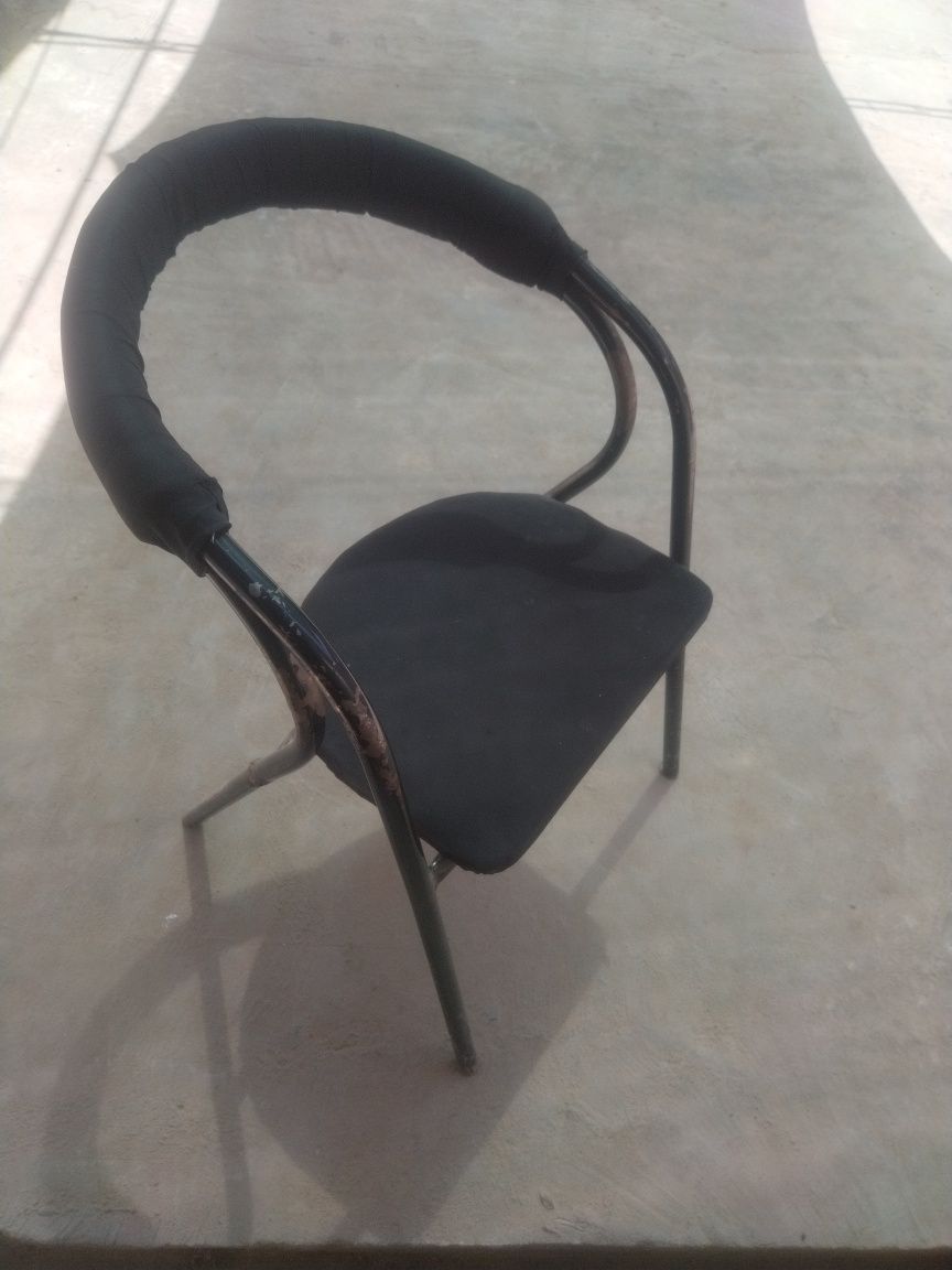 Stul qora rangli holati yaxshi kraska sal uchgan