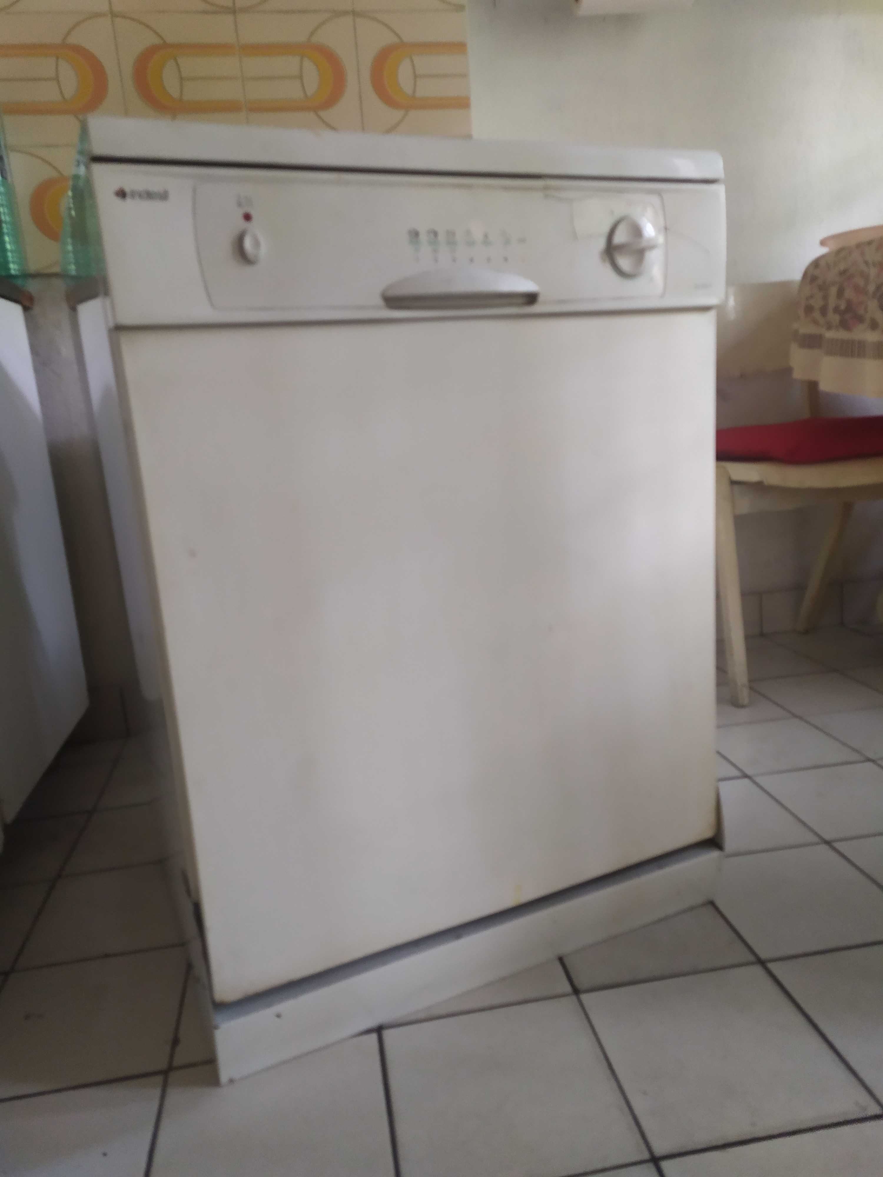 Миална машина Indesit DG 5100 W