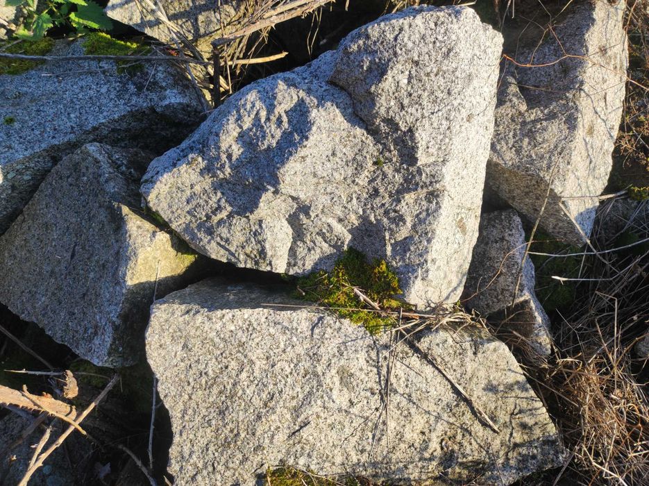 Vând piatra cioplita( granit)