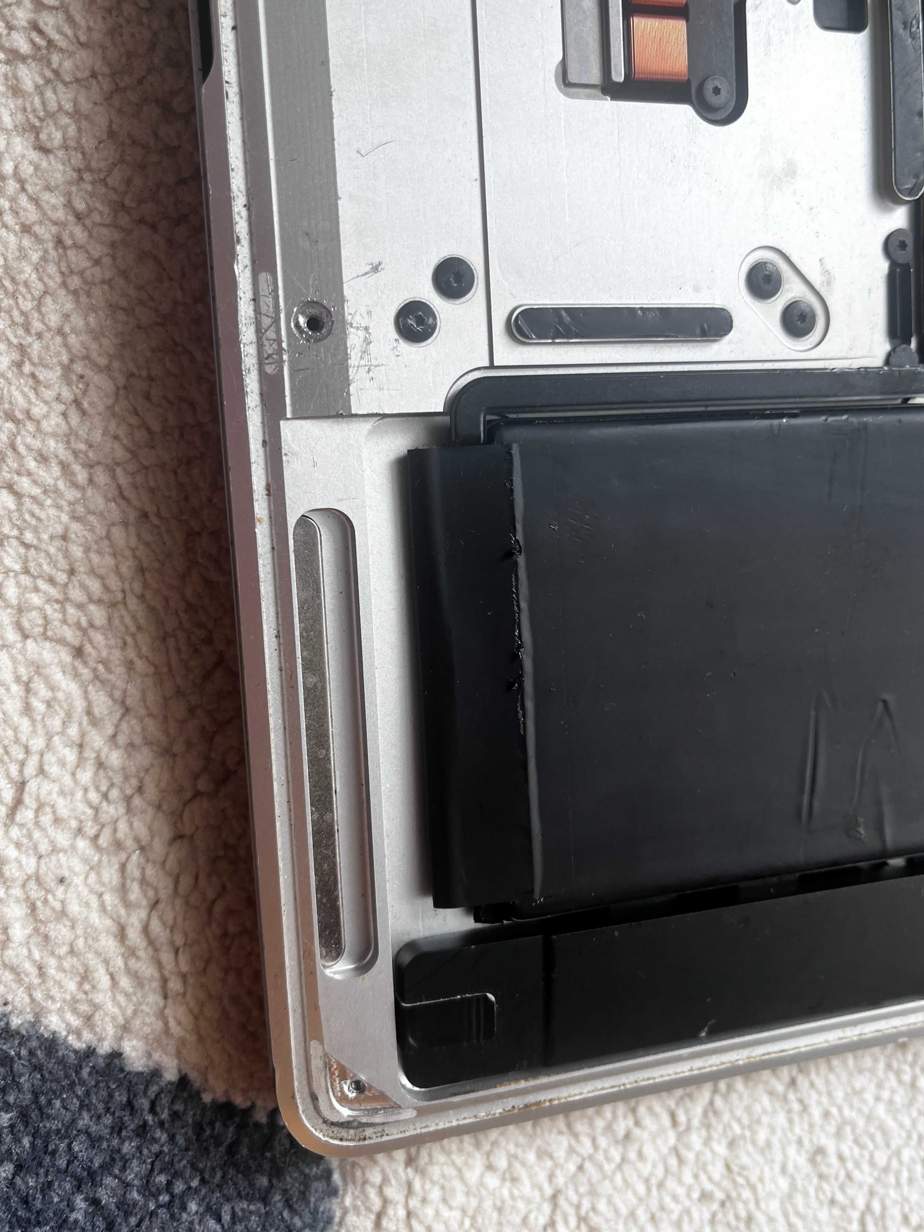 MacBook Air 13” A1932 (2018) – DEFECT, ecran spart, carcasă ruptă