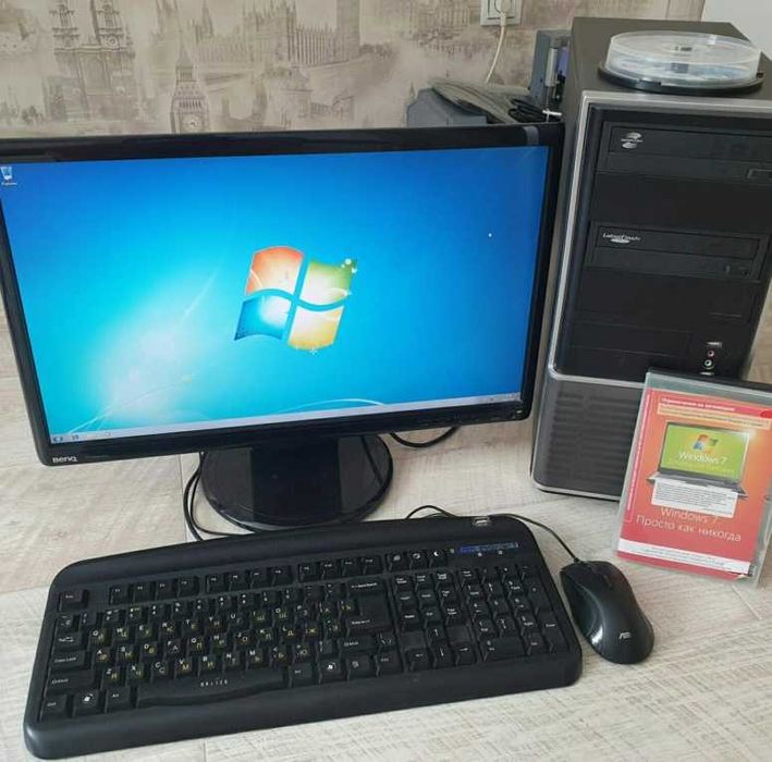 Комп с клавой, мышкой. Для игры, много игр есть на компе.