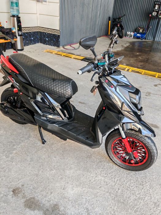 Электроскутер сотилади 2000кв