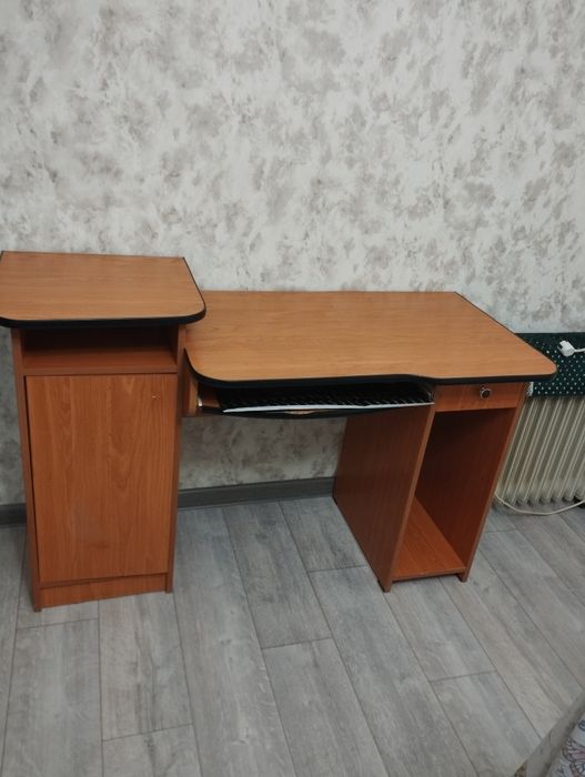 Продается компьютерный стол в хорошем состоянии