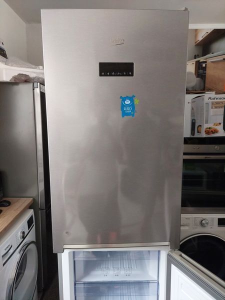 A++ Хладилник с фризер Beko RCNA386E30ZXB, 358 л NeoFrost Dual Cooling