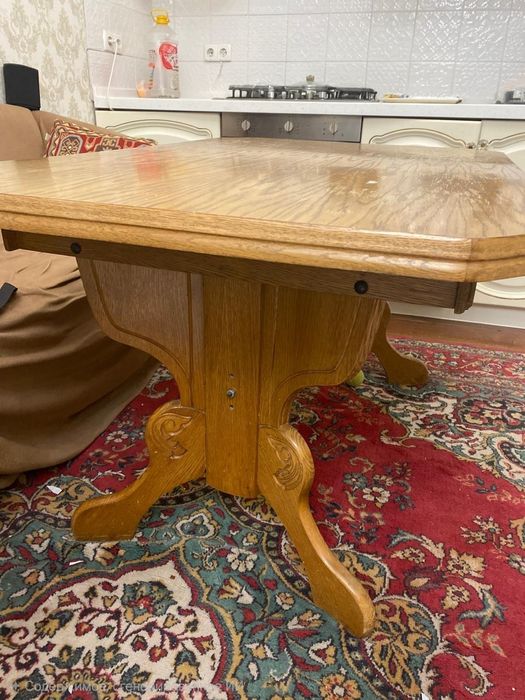 Обеденный стол и два стула