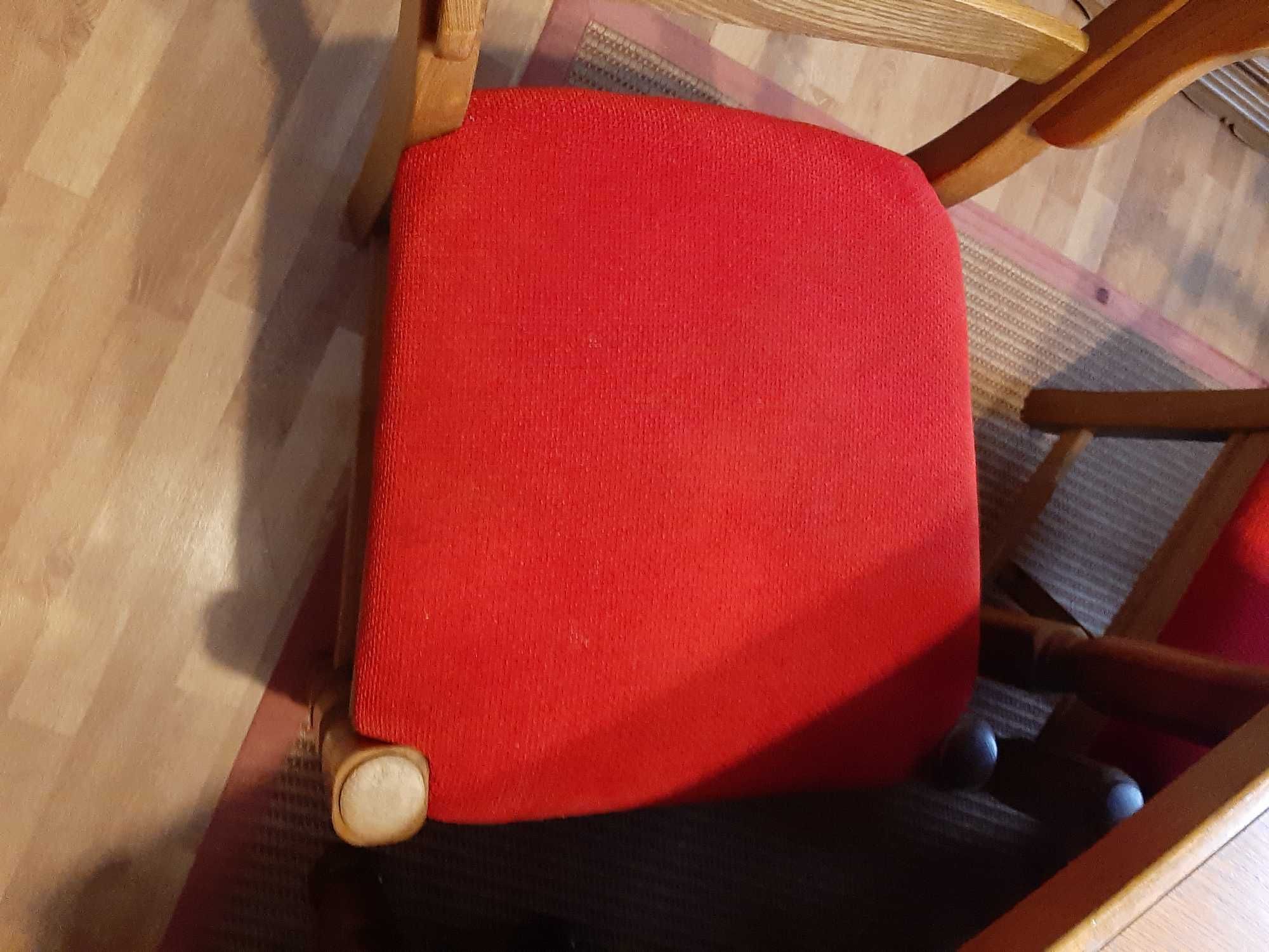 Masa extensibila din lemn cu scaune si comoda