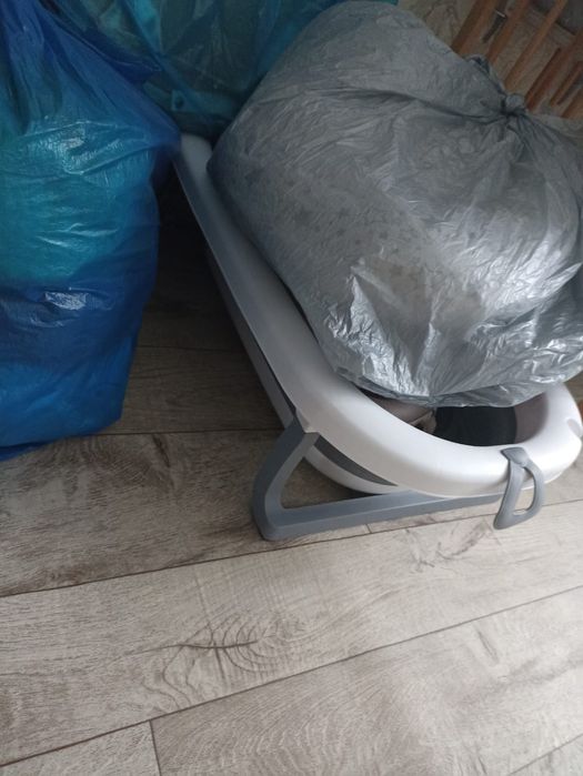 Отдам даром вещи для новорожденных и ванночку для купания