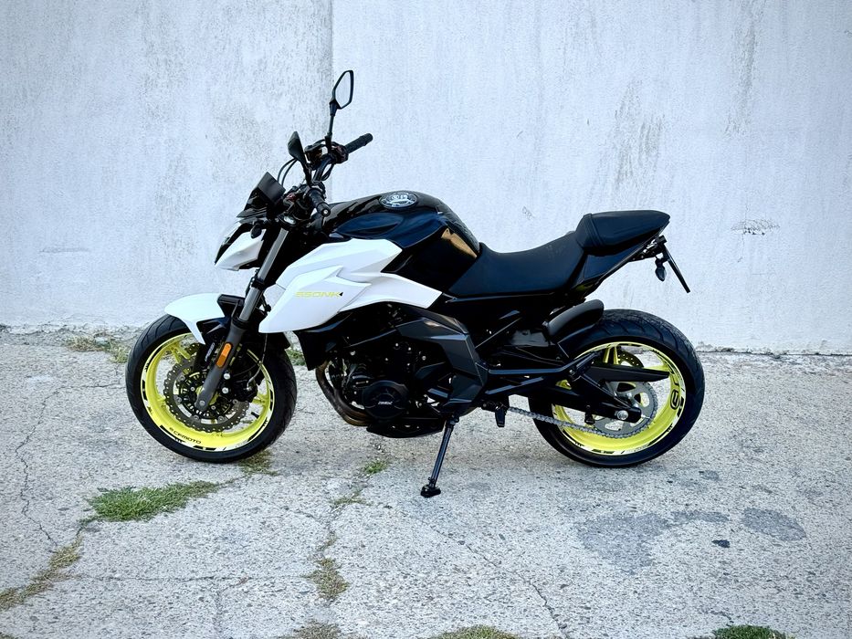 Motocicleta CFMoto 650NK ABS 2023