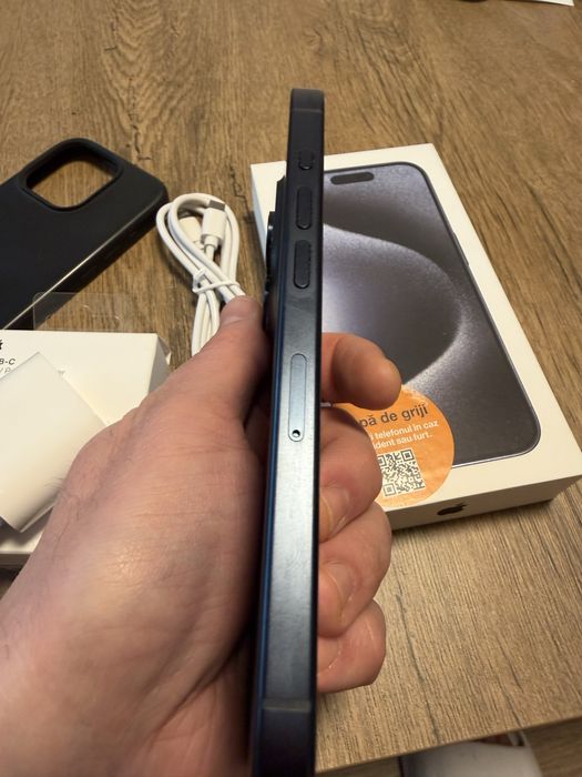 Iphone 15Pro cu husa si incarcaror