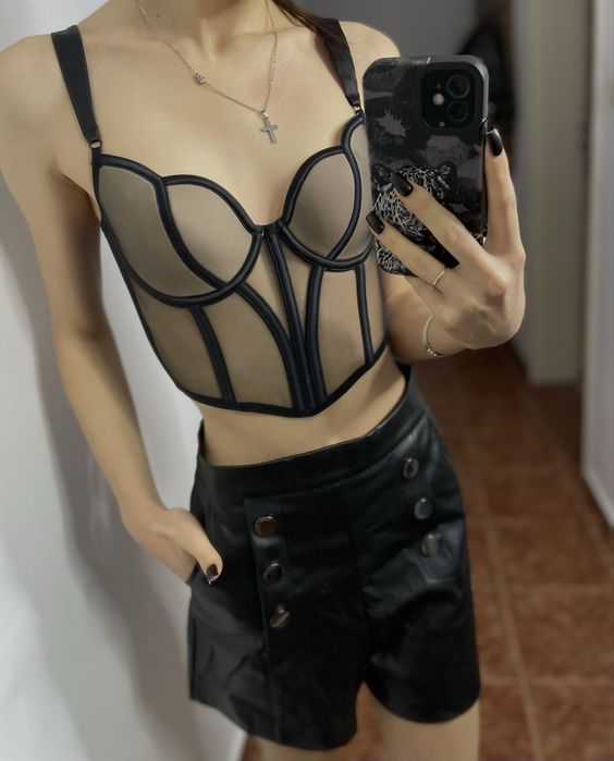 Корсет и кожени панталони