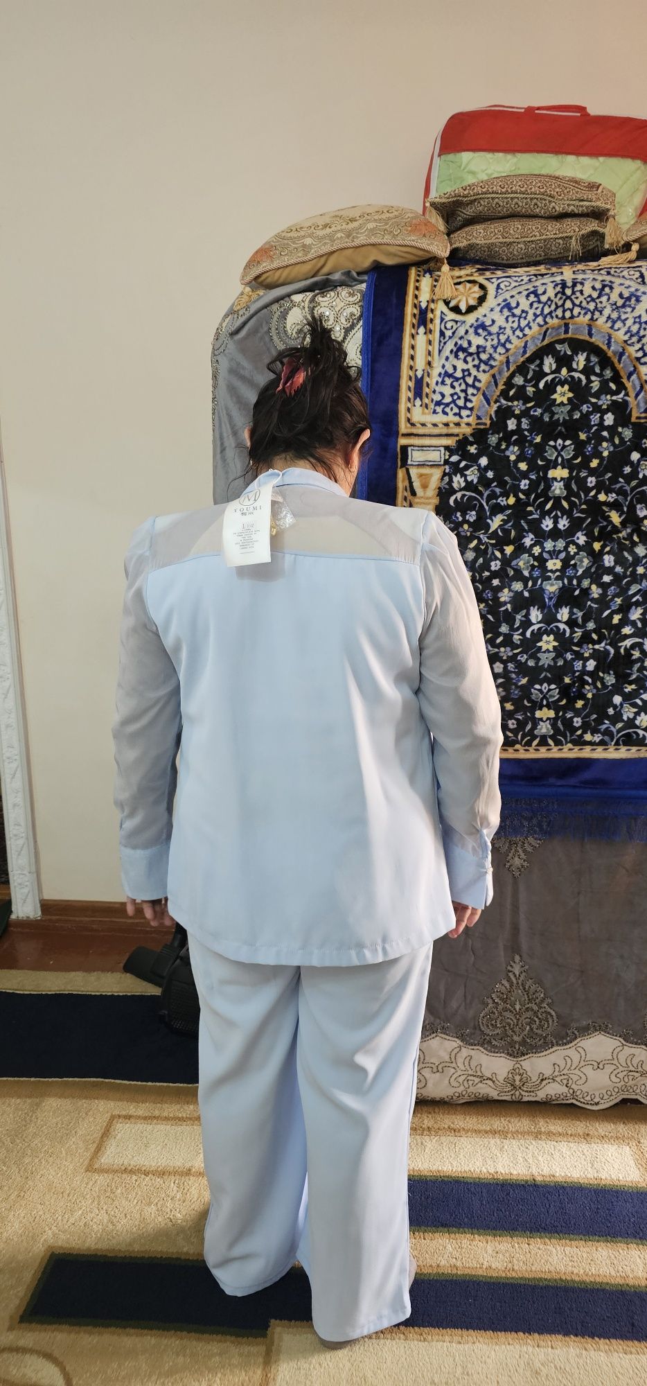 ayollar kostyum brukasi sotiladi