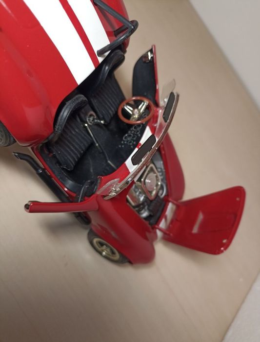 Shelby Cobra 118
Scara 1:18
Produs ERTL

Material metal+plastic

Pozel