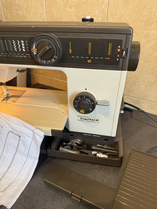 Masina de cusut surfilat si butoniere HUSQVARNA Germania