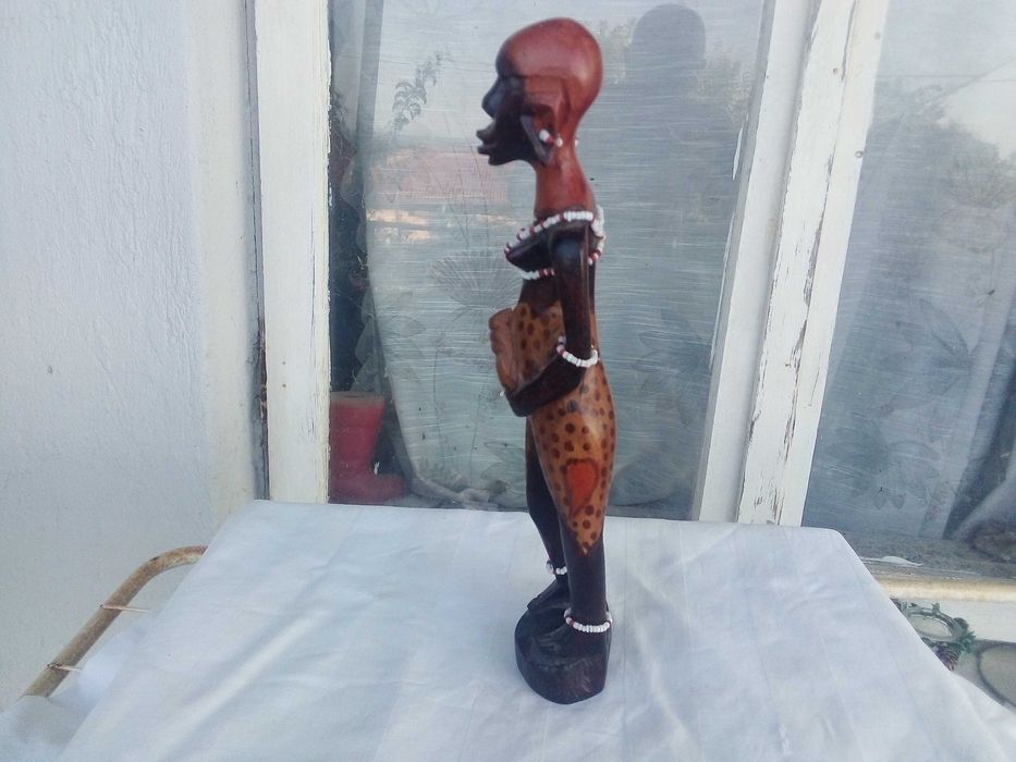 Женска фигура от дърво