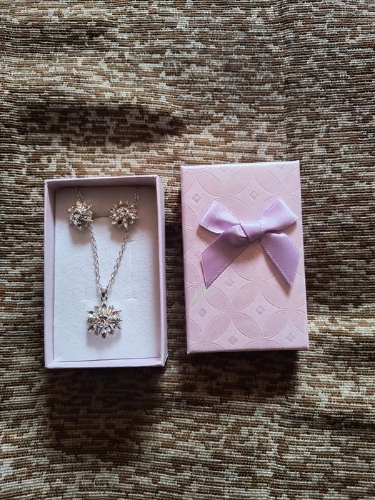 Set cu cercei si lantisor