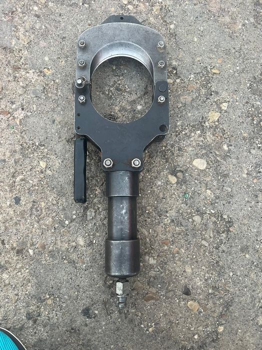 cap de tăiere hidraulic pentru cabluri, modelul Cembre TC120.
