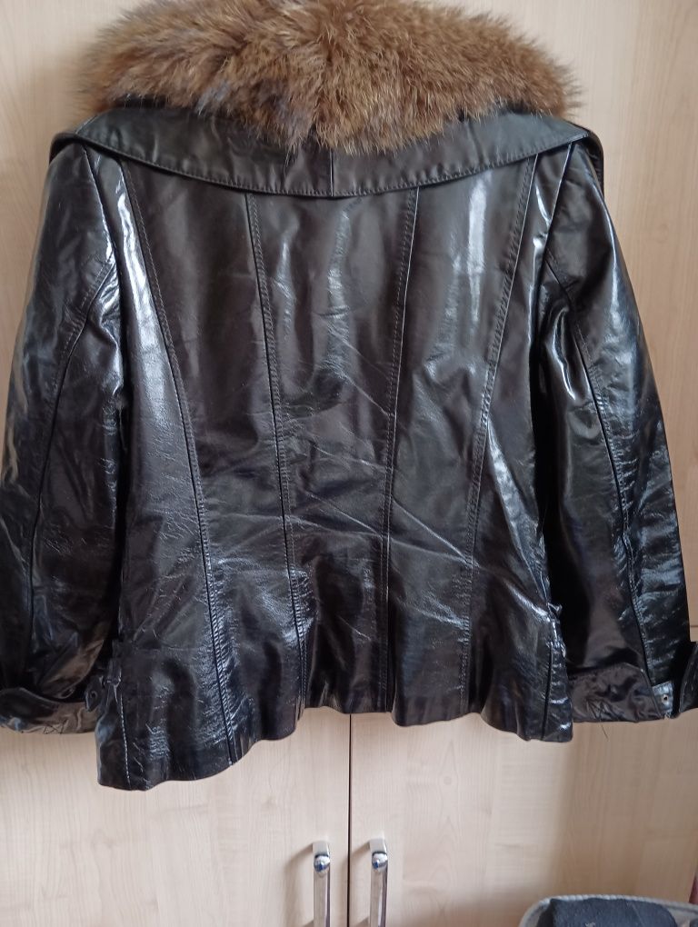 Продам женскую кожаную куртку