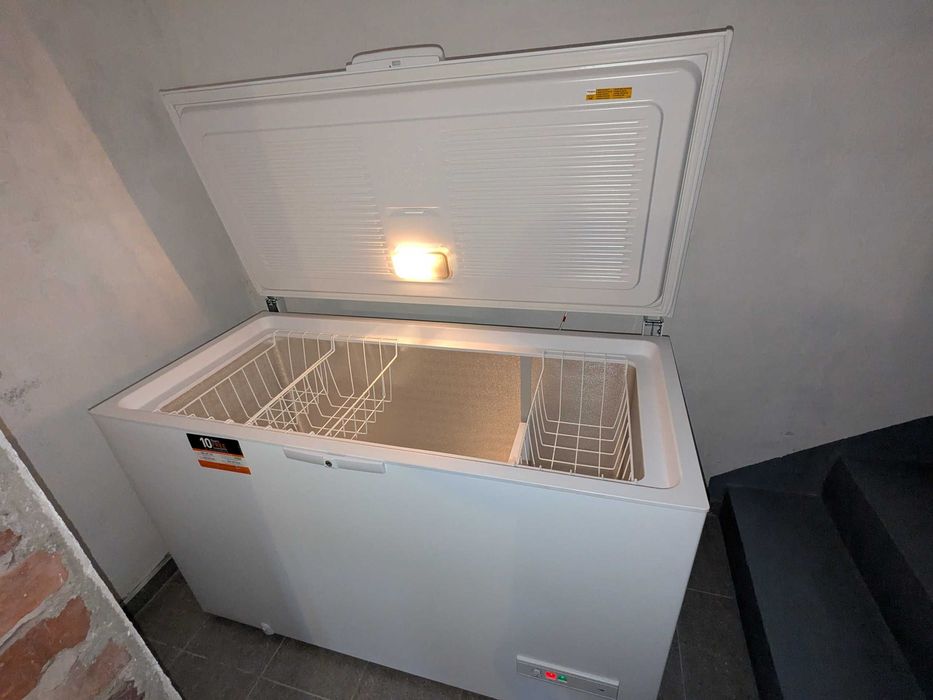 Vanzare lada frigorifica (congelator) Whirlpool 390 litri, aproape nou