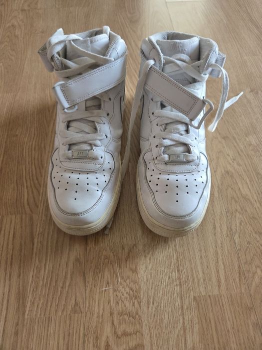 Pantofi nike marimea 42.5 talpa este un pic galben