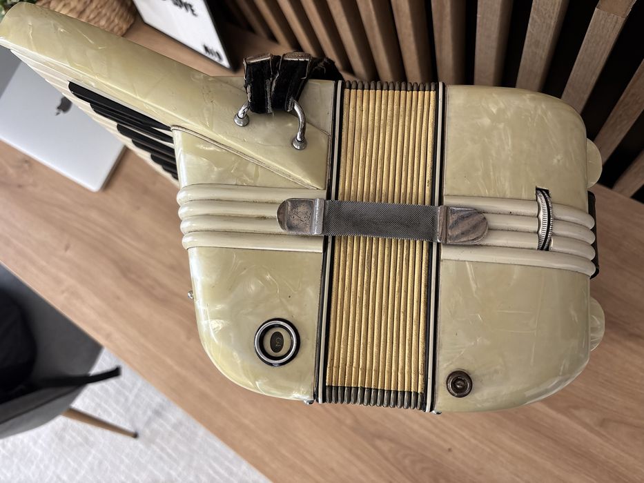 Vand acordeon Italian Septimio Soprani cu 48 de basi
