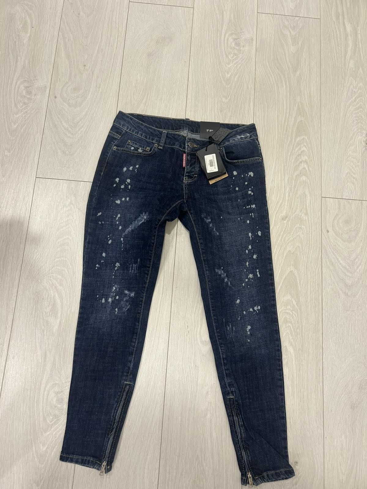 Нови дамски дънки със стилни ципове и ефект „used look“