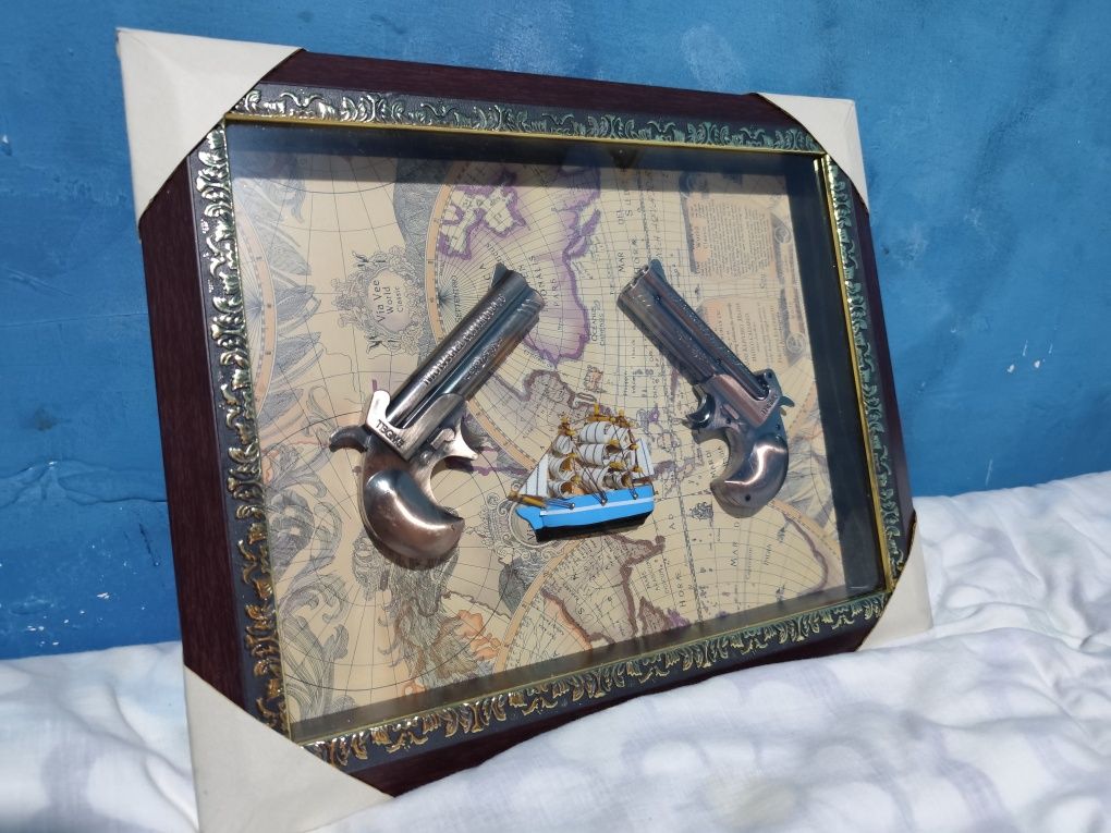 Tablou decorativ vintage cu pistoale și hartă maritimă