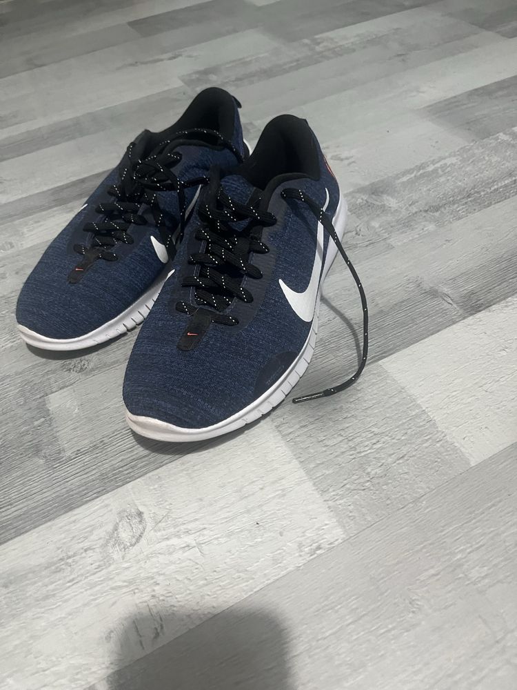 Nike обувки flex experience 12