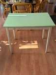Masă retro blat verde mentă – 100 × 55 × 75 cm