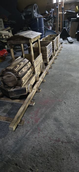 Trenulețul decorativ din lemn, lucrat manual, cu 3-5 vagoane la comand