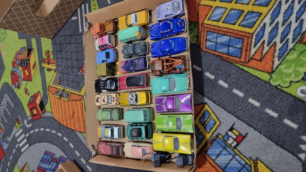 Disney cars 1 personaje si concurenti