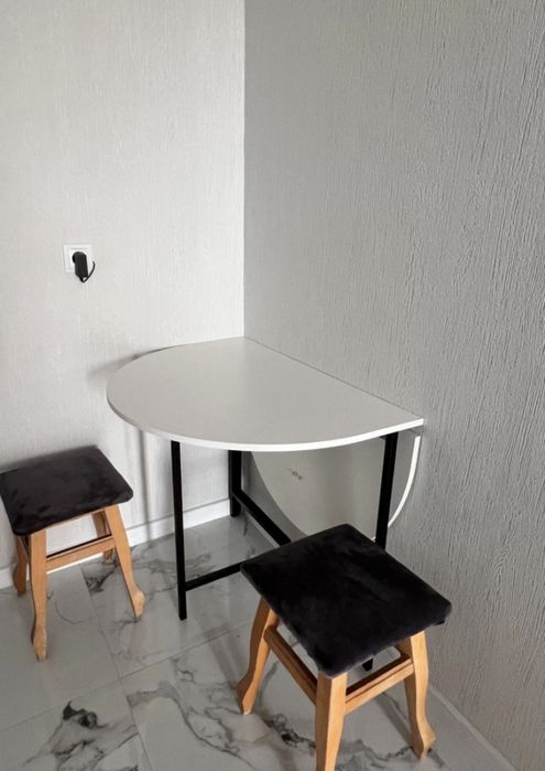 Продам новый белый кухонный стол