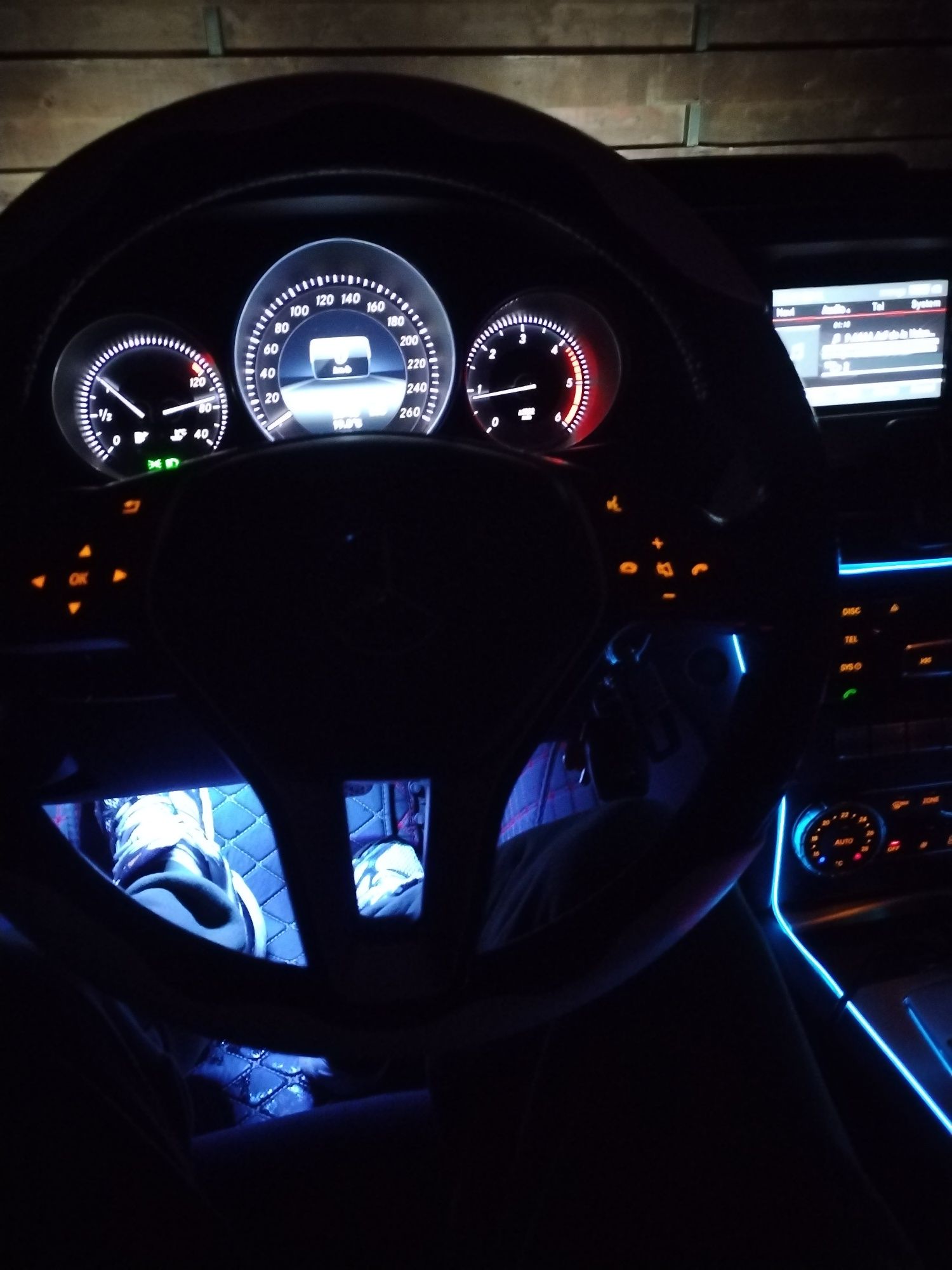 Vând Mercedes C 200