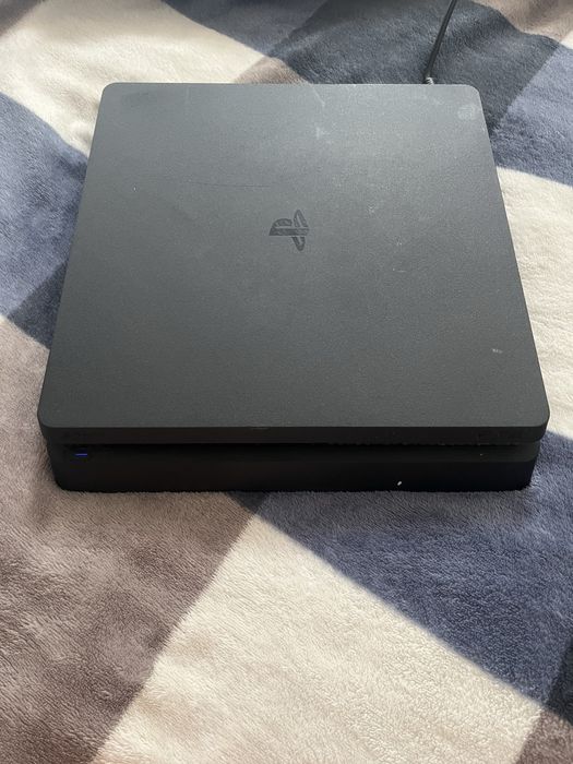 PS4 Slim + 1 manetă + 9 jocuri originale