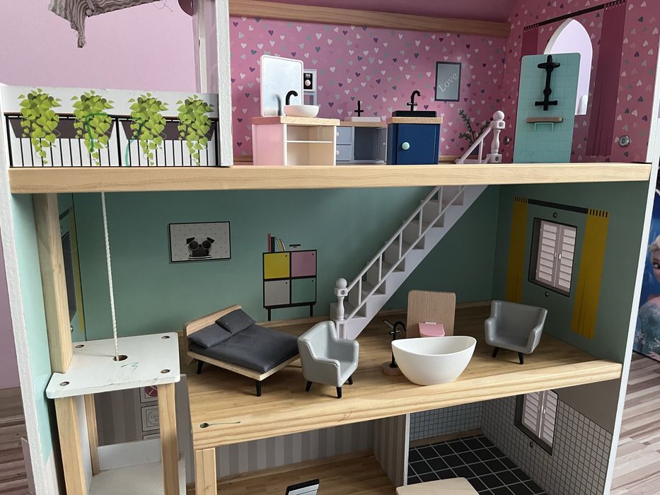 Детска дървена къща за кукли