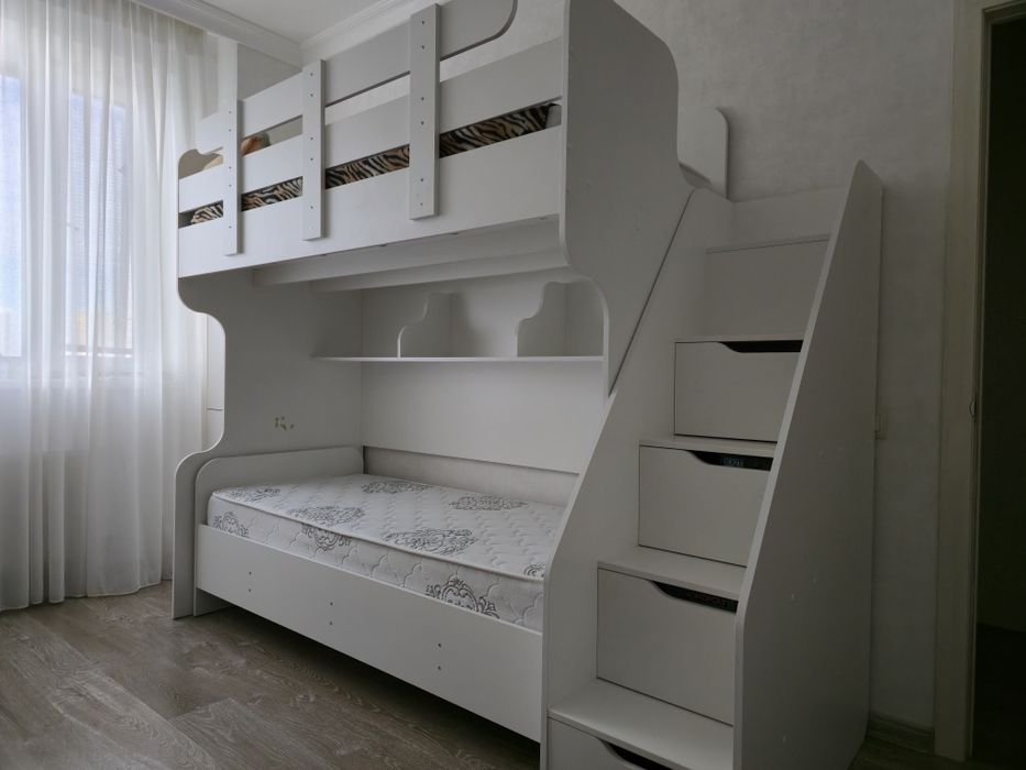 Двухъярусная кровать с матрасами и удобными полками-ступеньками