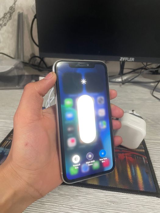 Iphoni.   11       .