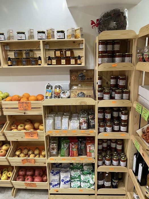 Дървени стелажи за всякакъв вид продукти( за ядки)