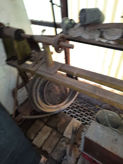 De vinzare strung de lemn