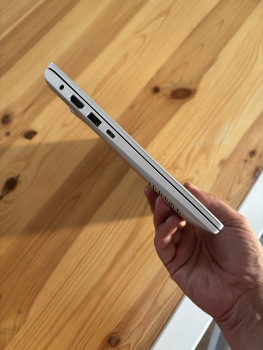Asus Vivobook 13”.Ultraportabil,geanta noua,procesor i5,taste luminate