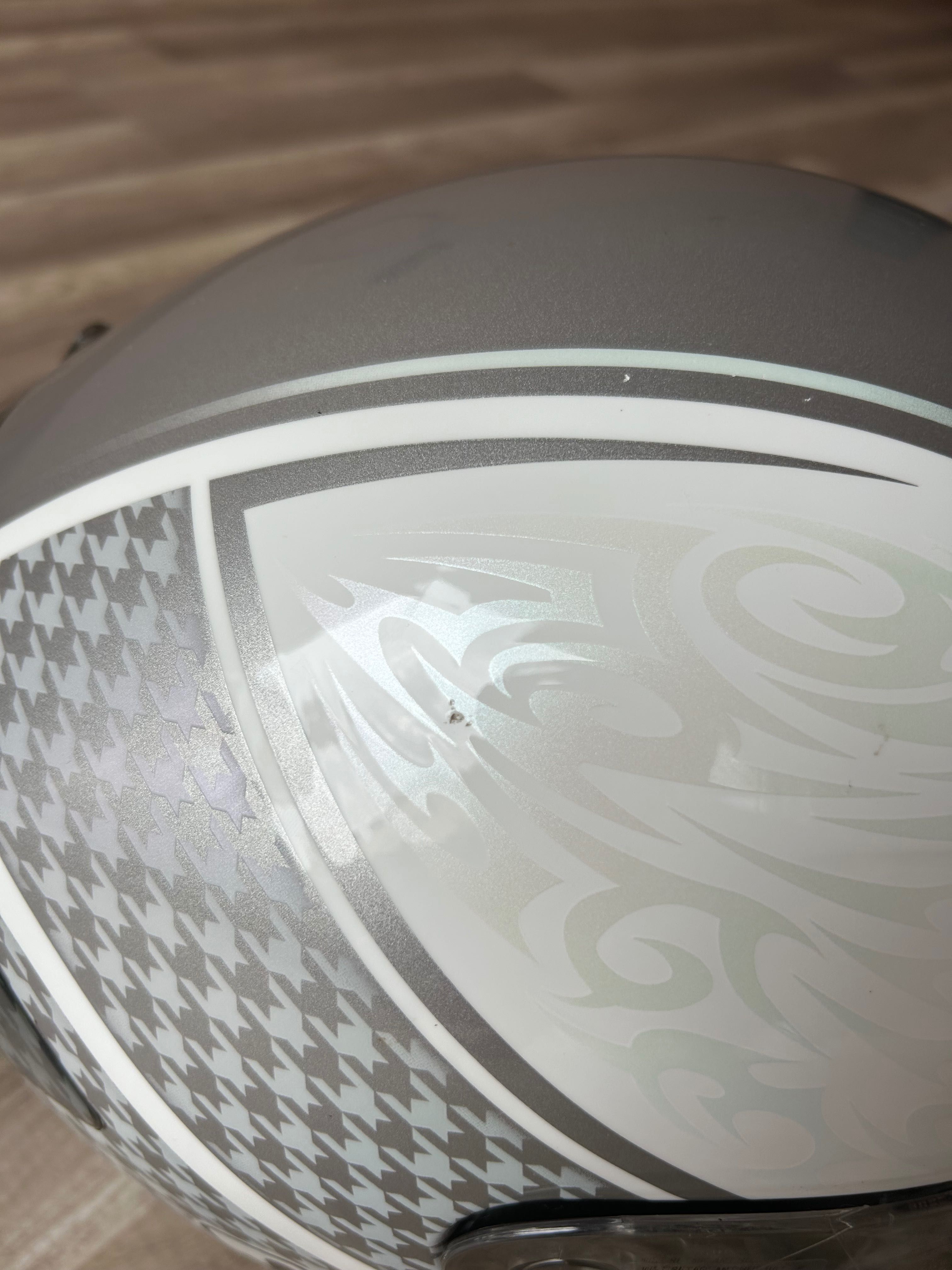 Продавам каска Shoei xr1100