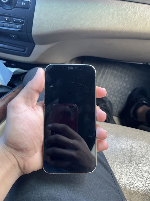 Vand iphone 12 pro se aprinde si se stinge nu stiu cauza